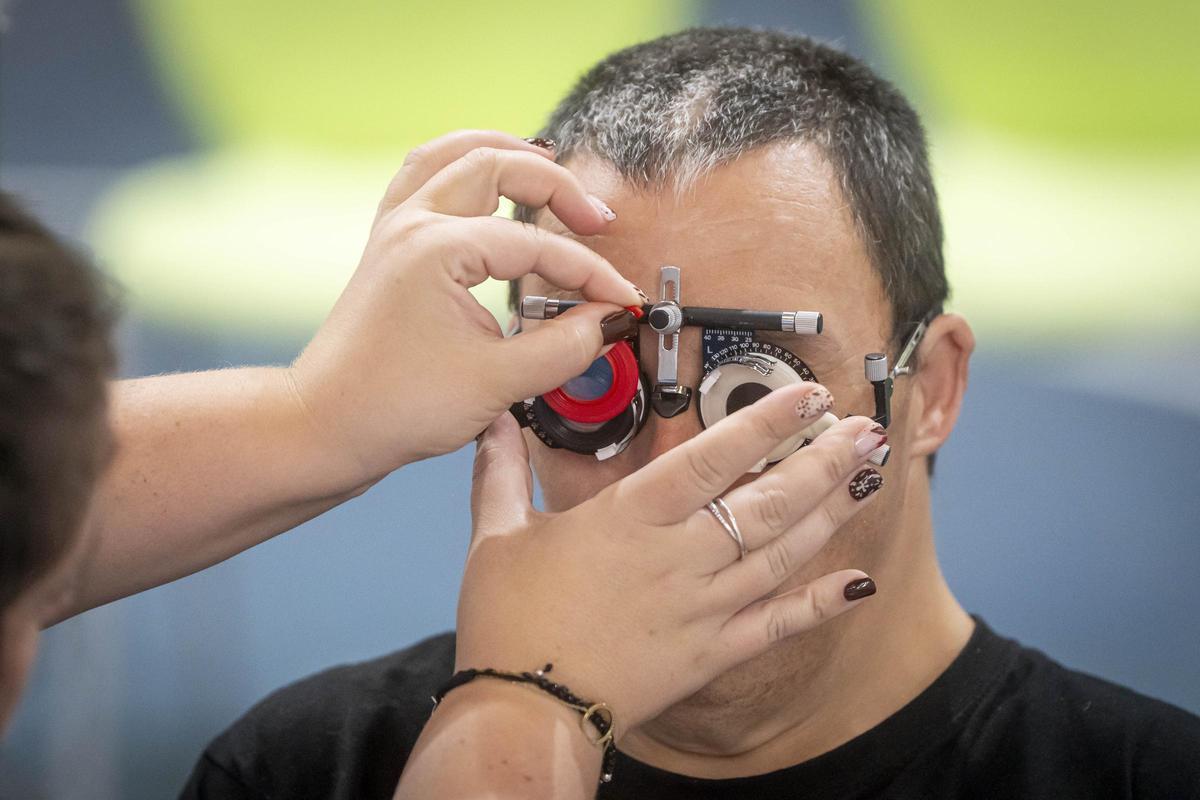 Sant Adrià ofrece revisiones gratuitas de vista y oído a más de 600 personas vulnerables