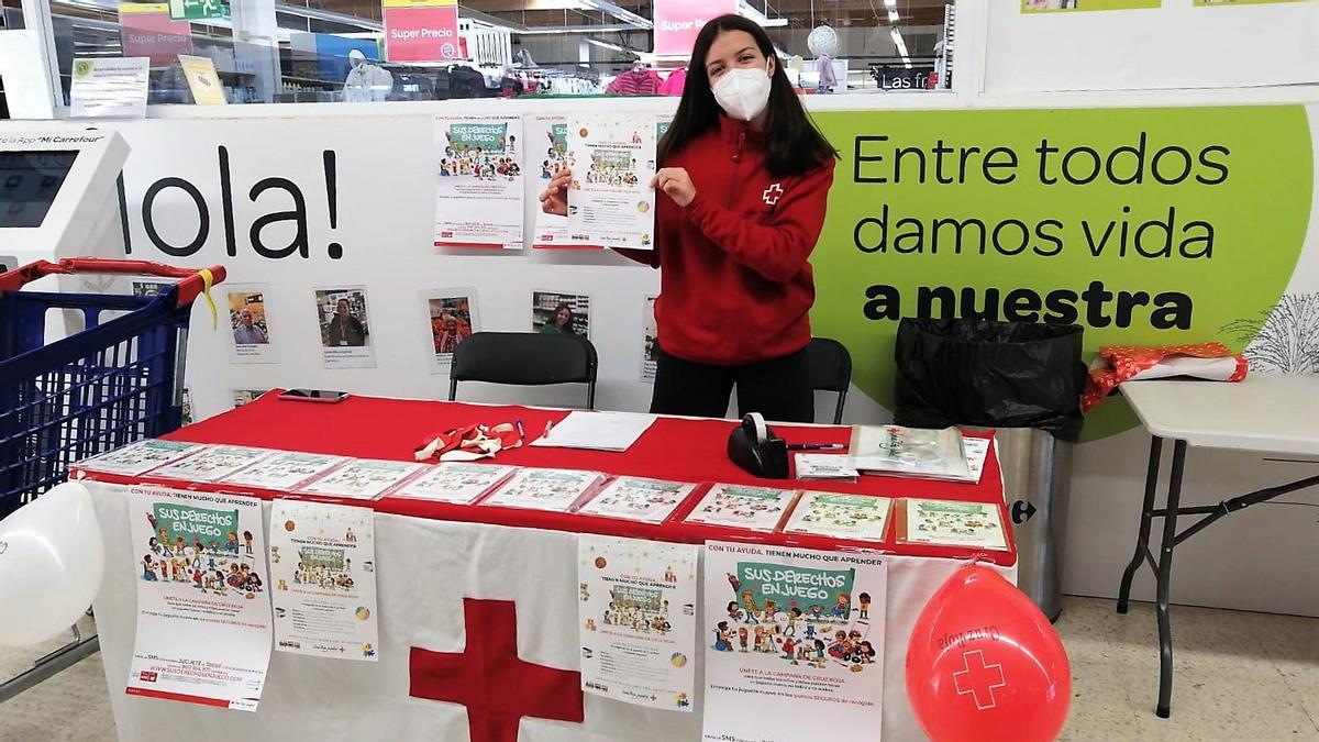 Voluntaria de Cruz Roja Monesterio en el centro comercial Carrefour de Zafra