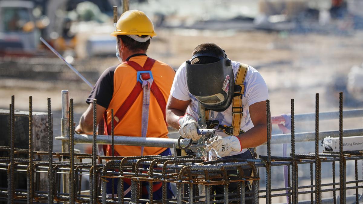 Operarios trabajan en una obra.