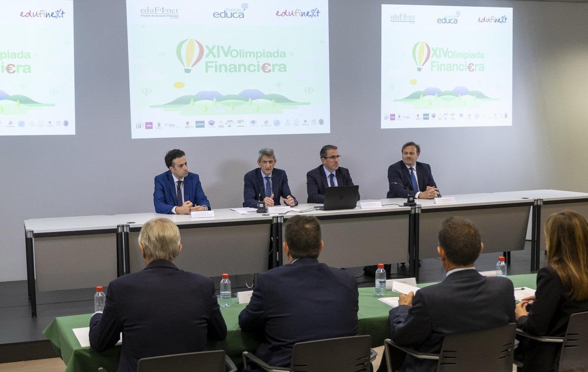 El Director de Sostenibilidad y RSC de Unicaja Banco, José María López; el director del Proyecto Edufinet, José M. Domínguez;  el  director  general  de la Fundación Bancaria Unicaja, Sergio Corral; y el Responsable de Sostenibilidad y Relación con Stakeholders en CECA, Juan Carlos López.