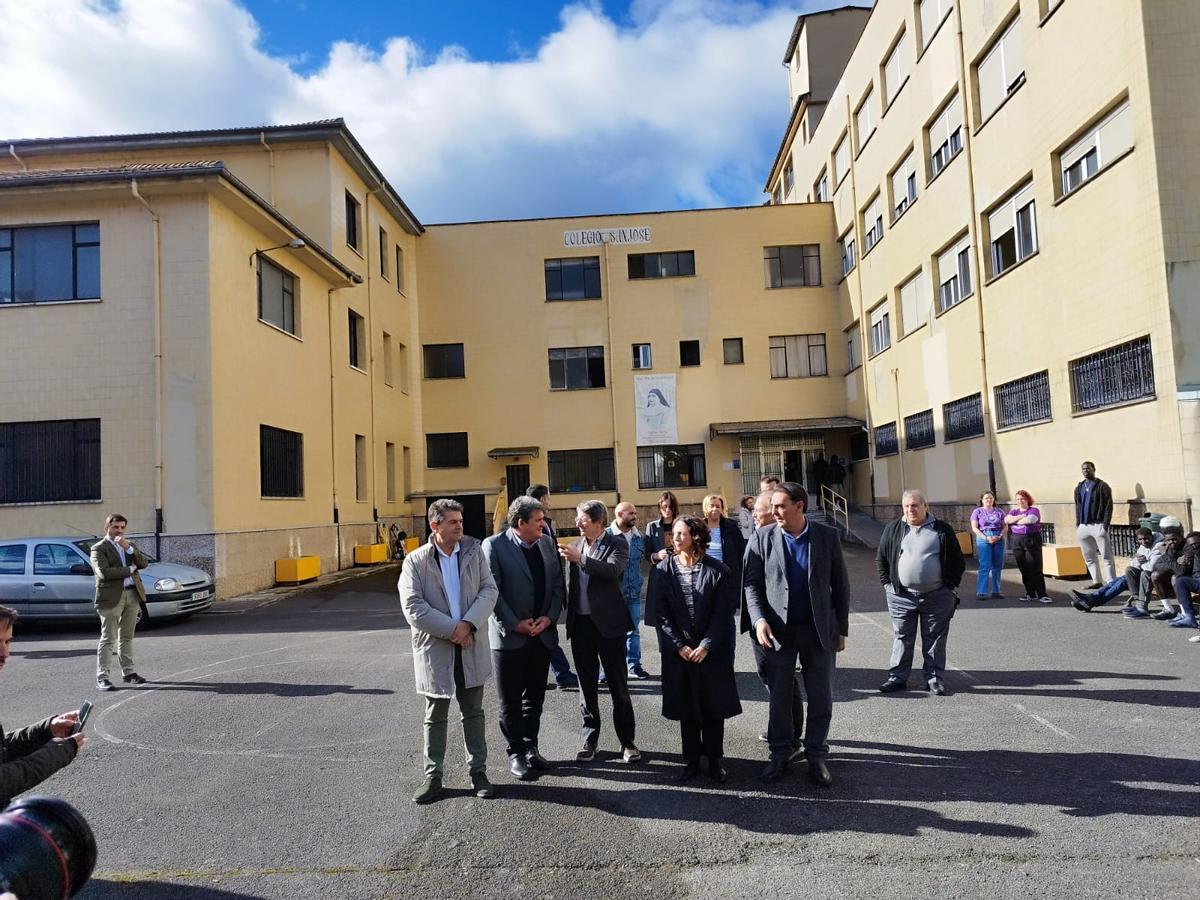 Visita de autoridades al centro temporal de migrantes de Sotrondio.