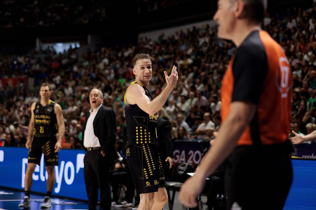 Huertas le protesta a un colegiado en la semifinal de la Supercopa.