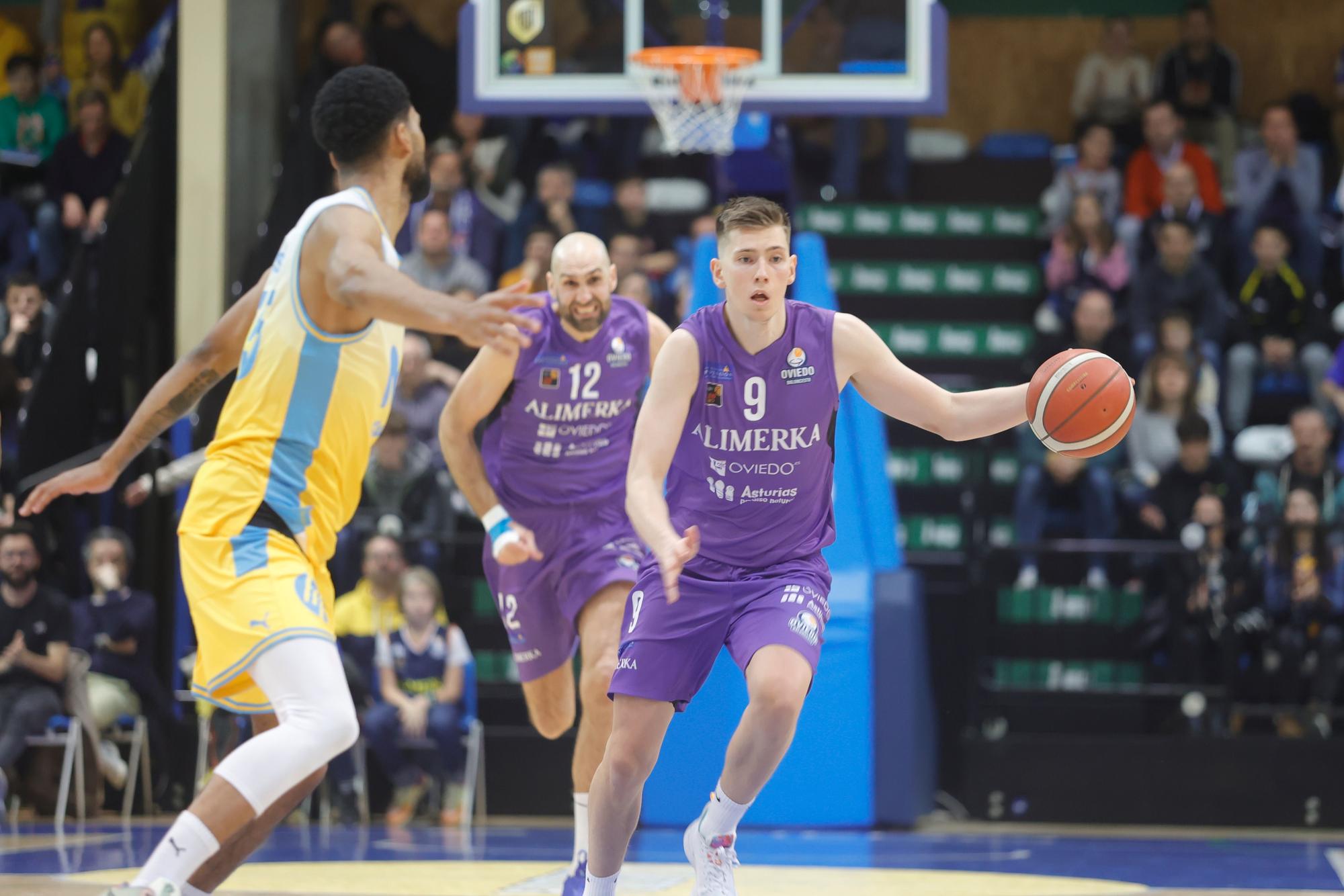 Día histórico en Pumarín: el Alimerka Oviedo gana (68-66) al Estudiantes y da un paso hacia la permanencia