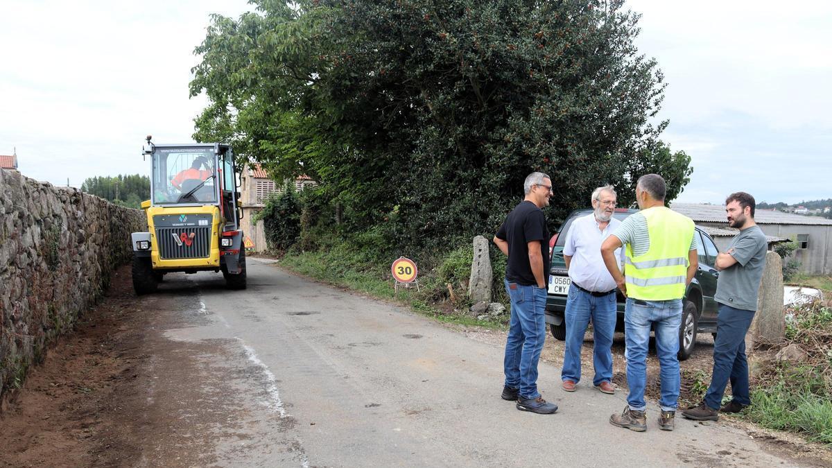 Daniel Pérez, esquerda, Luis Lamas, e Ramón Varela, á dereita, supervisando as obras.
