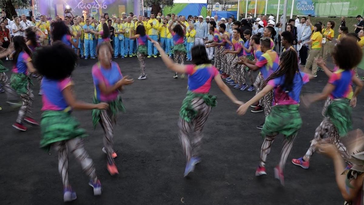 Ambiente festivo en la recepción a los atletas a su llegada a la Villa Olímpica de Río de Janeiro