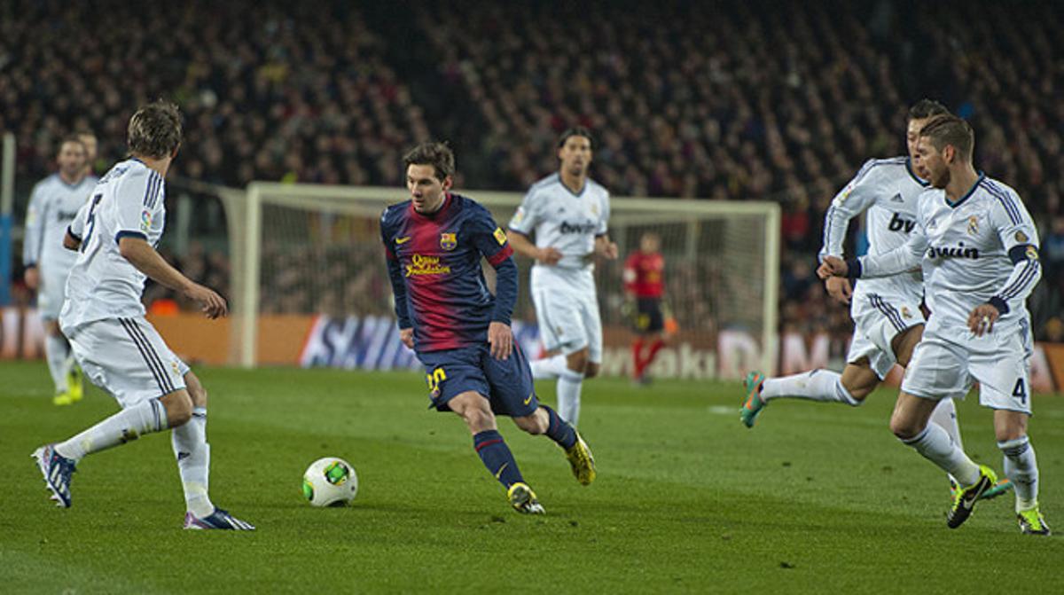 Messi, envoltat de jugadors del Madrid, en un dels últims clàssics jugats al Camp Nou.