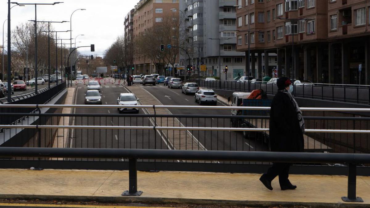 Una mujer camina por el puente de Cardenal Cisneros. | Jose Luis Fernández