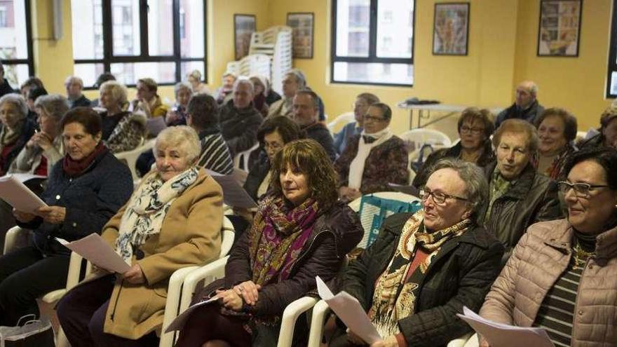 Asistentes en el salón de actos de la parroquia de San Francisco Javier de la Tenderina.