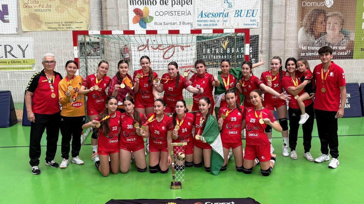 El Ifem Córdoba Balonmano celebra la victoria en el Campeonato de España infantil.