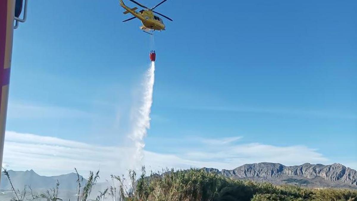 Medios aéreos participan en la extinción de un incendio en Pedreguer, esta semana.
