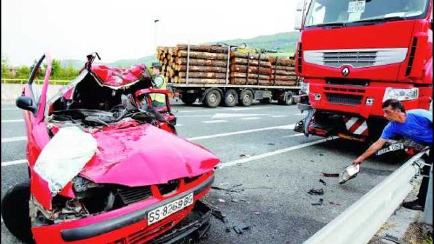 Mueren cuatro jóvenes en Sevilla al chocar su coche contra un camión