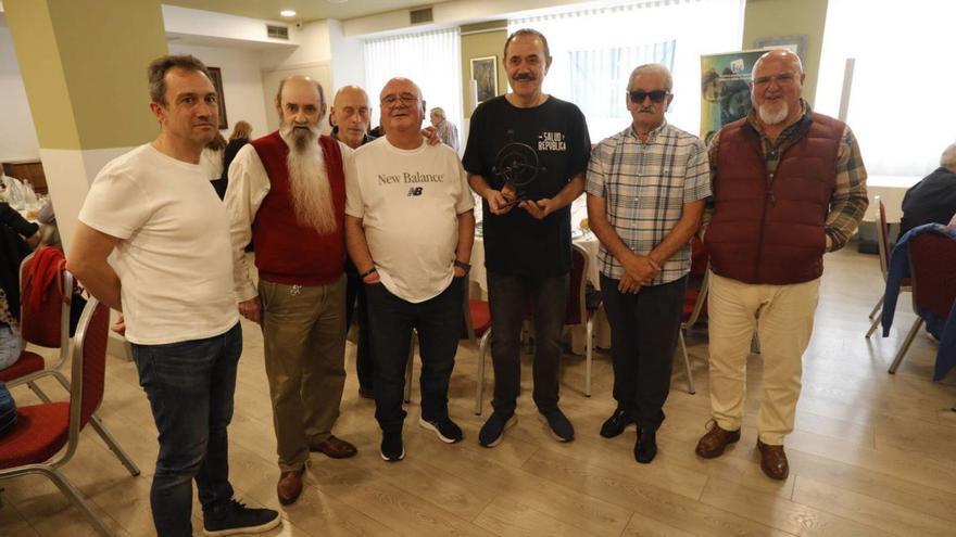 Arriba, los galardonados junto a  Ovidio Zapico, Juanjo Fernández y Agustín Medina. A la izquierda, participantes en el homenaje. | R. Solís