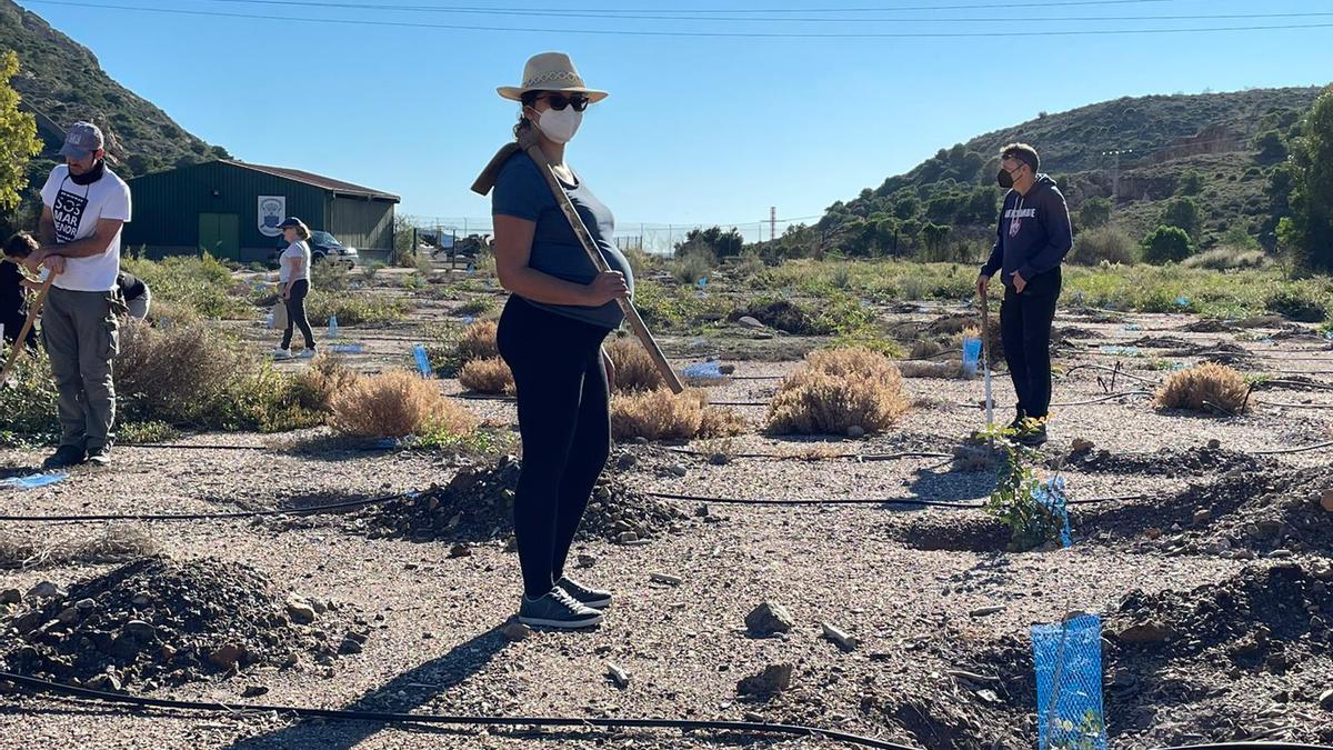 Asistentes durante la plantación, esta mañana.