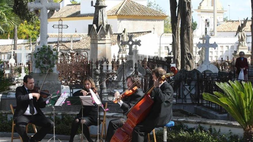 Visitas guiadas, música y poesía en los cementerios cordobeses