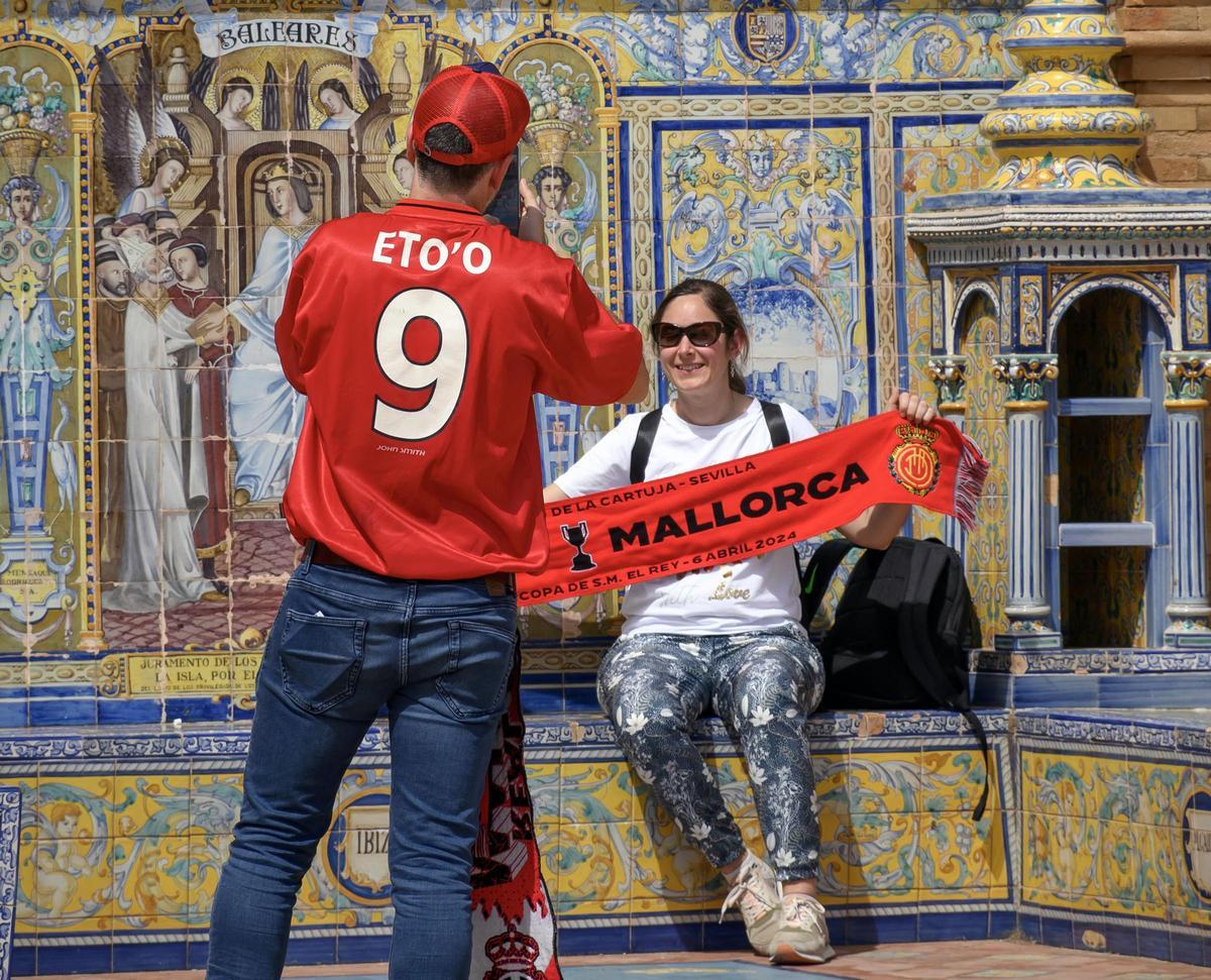 Un hincha del Mallorca fotografía a una aficionada antes de la final de la Copa del Rey