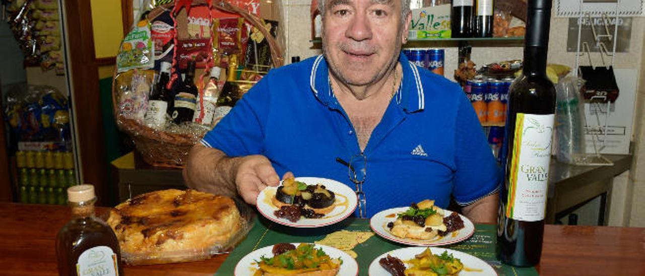 Manolo Ponce, uno de los hosteleros participantes en la jornada, muestra sus tapas a base de manzana.