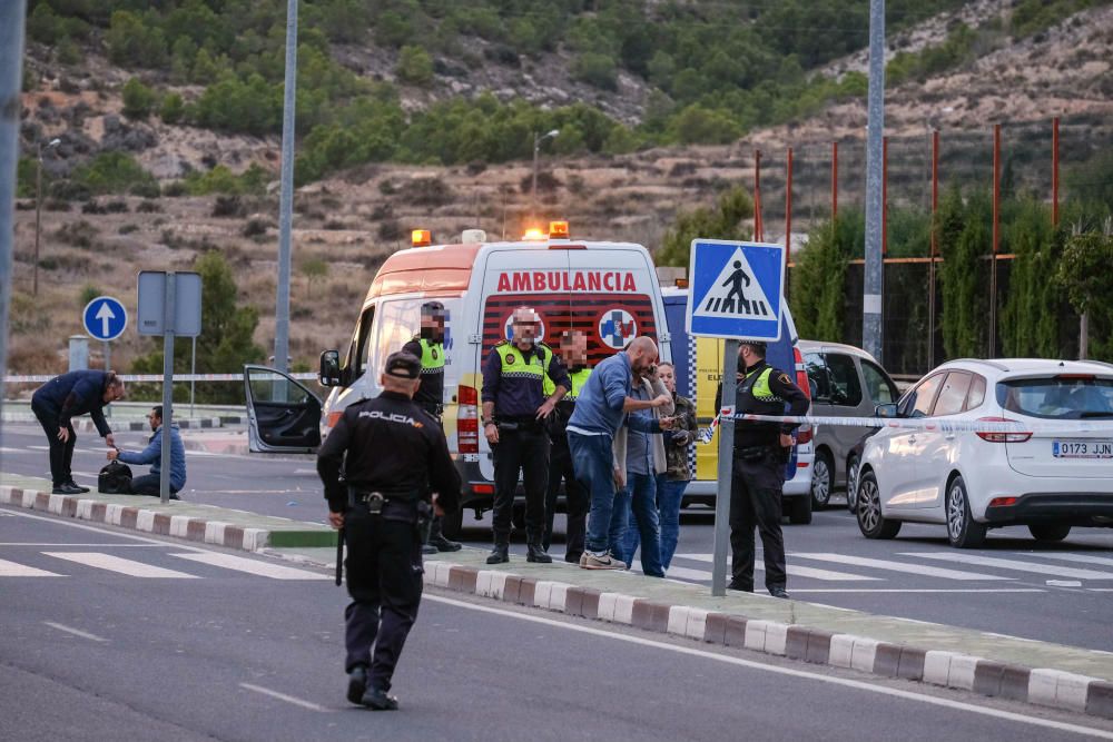 Un hombre dispara 5 veces a su pareja delante de su hijo en un colegio de Elda y se suicida