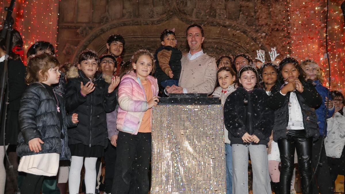 El presidente del Consell de Mallorca, Llorenç Galmés, encendió las luces acompañado por niños y niñas de la asociación Amiticia