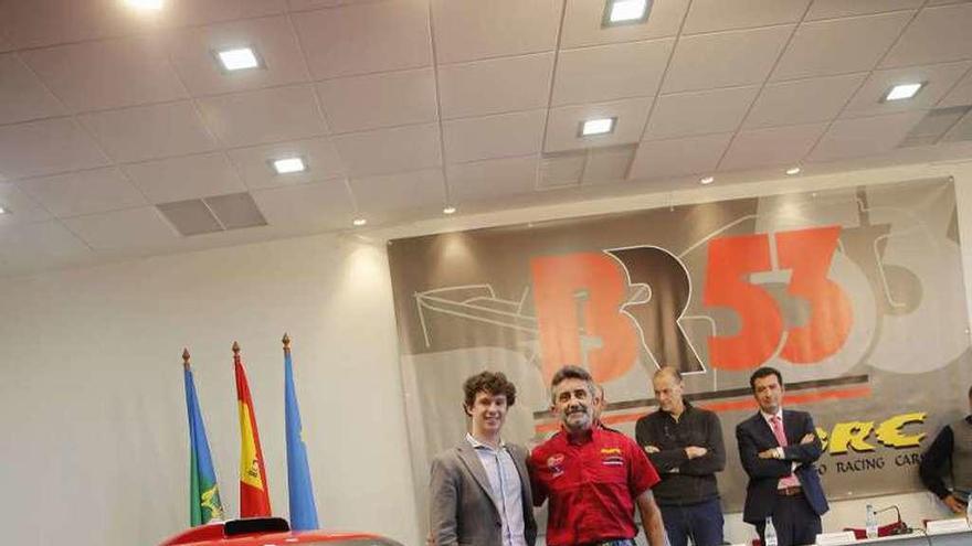 Javi Villa y Jesús Bango con el nuevo modelo fabricado por Bango Racing Cars.