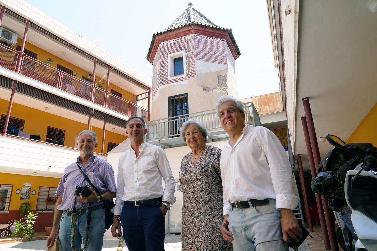 Francisco Rodríguez Marín (izq.), Alberto Rodríguez, Rosario Camacho e Ignacio Dorao, esta semana delante de la torre.