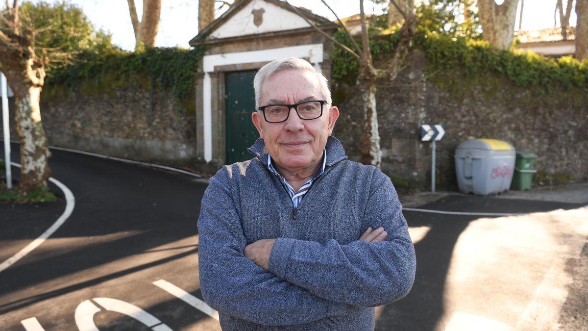 El presidente de la asociación O Gaiteiro, Evaristo Canosa, con el pazo al fondo.