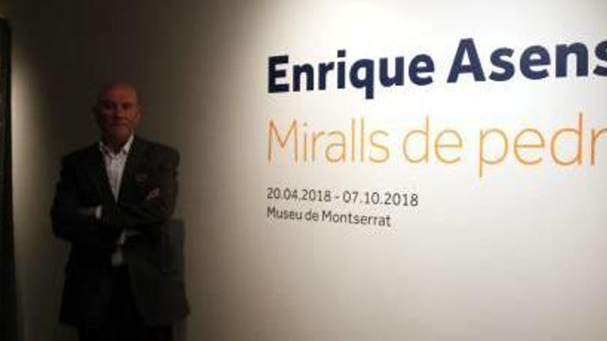 L&#039;artista valencià a l&#039;entrada de l&#039;exposició, a la Sala Daura