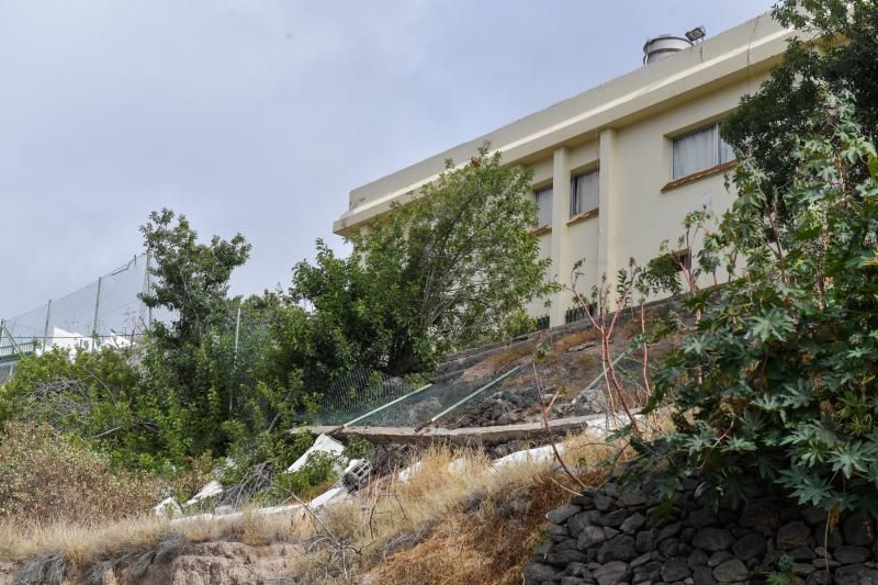 Muro caído del Colegio Publico del barrio teldense de La Higuera Canaria