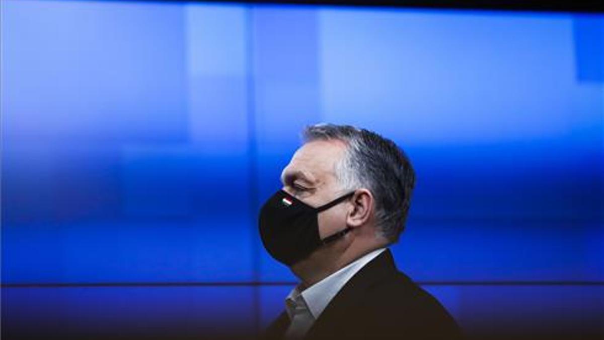 El primer ministro húngaro, Viktor Orban, abandona una cumbre presencial de la UE, en Bruselas en diciembre de 2020