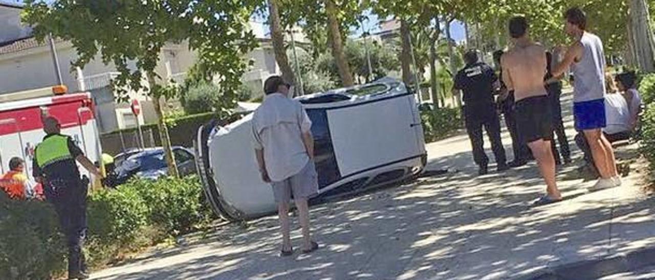 Heridos dos jóvenes al salirse un conductor en la avenida del Mar tras consumir alcohol