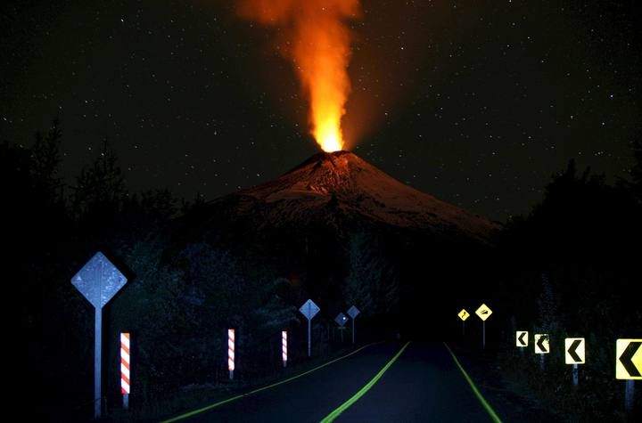 El volcán Villarrica entra en erupción arrojando humo y lava