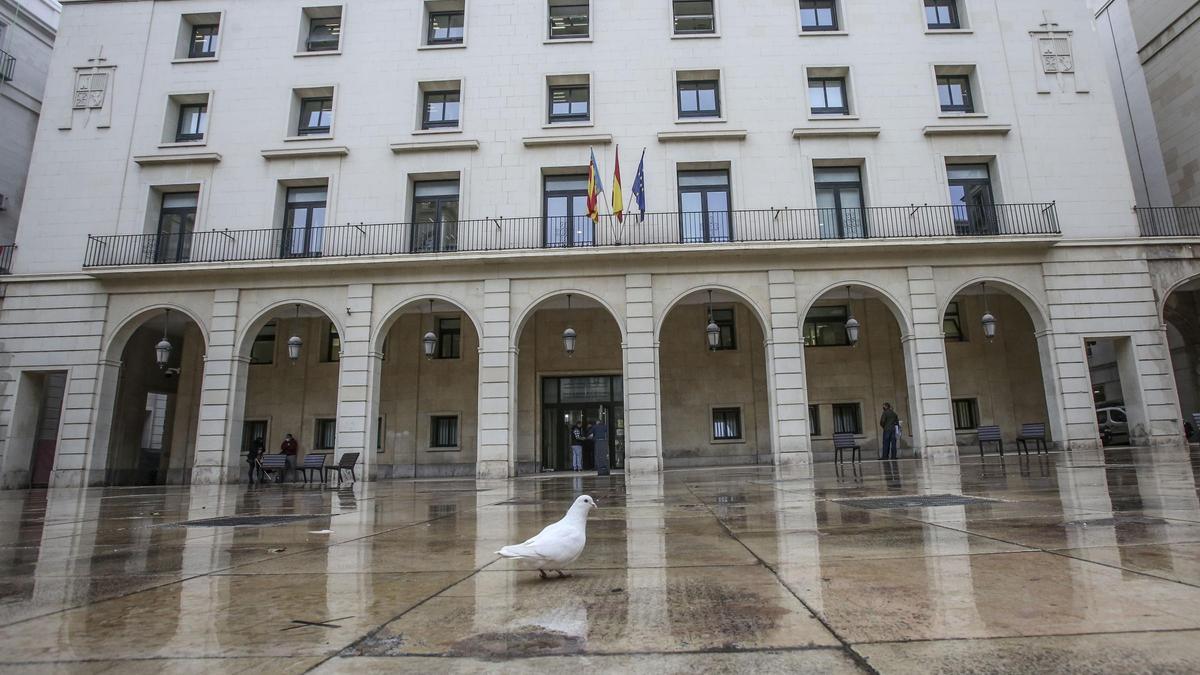 Fachada de la Audiencia de Alicante en una imagen de archivo.