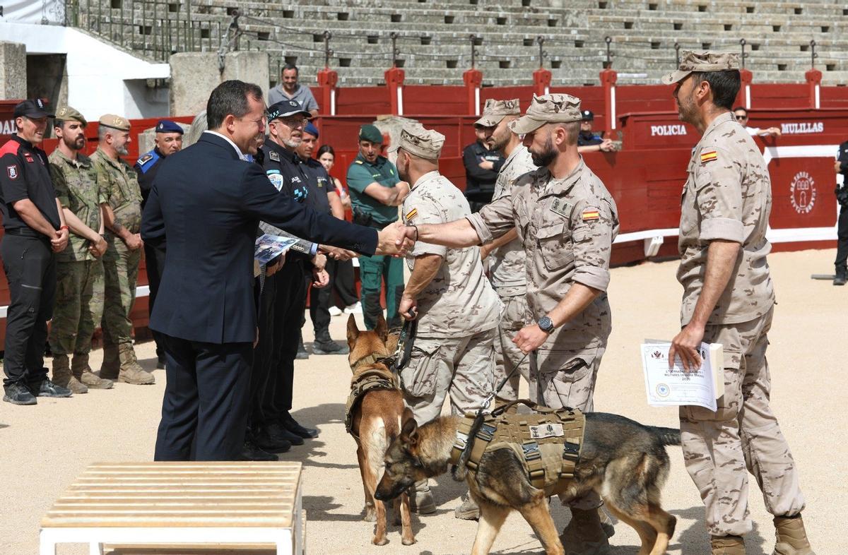Reconocimiento mutuo entre militares y personalidades