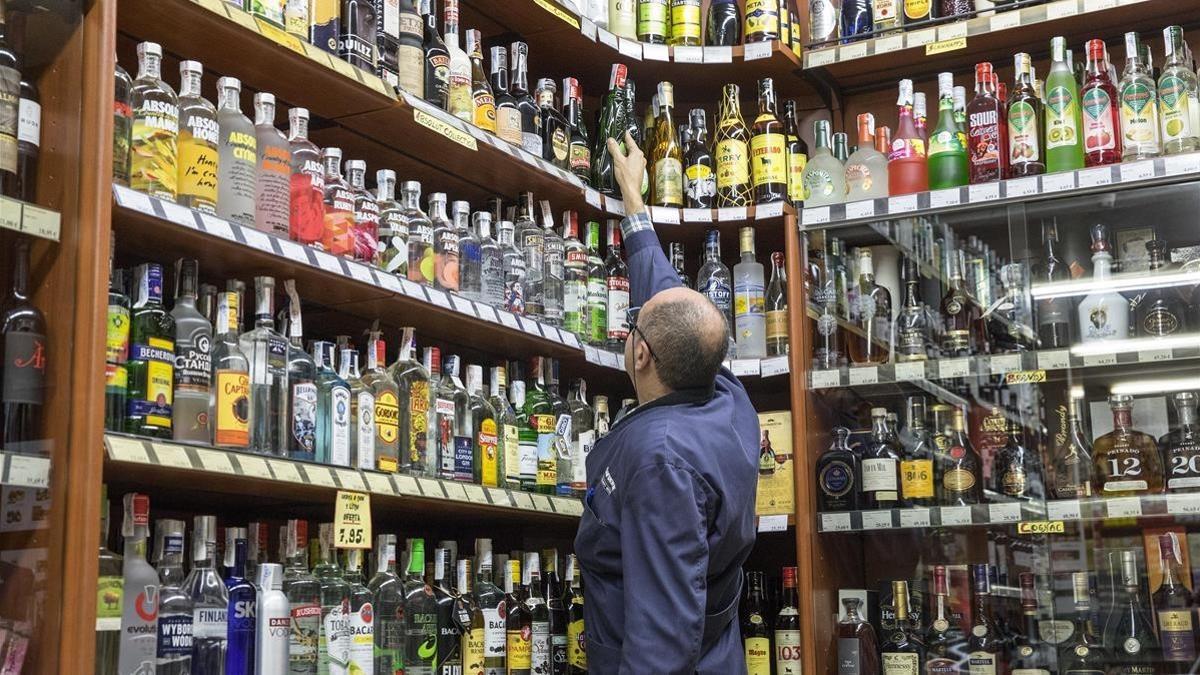 Estanterías con botellas alcohólicas en un colmado de a calle Ferran.