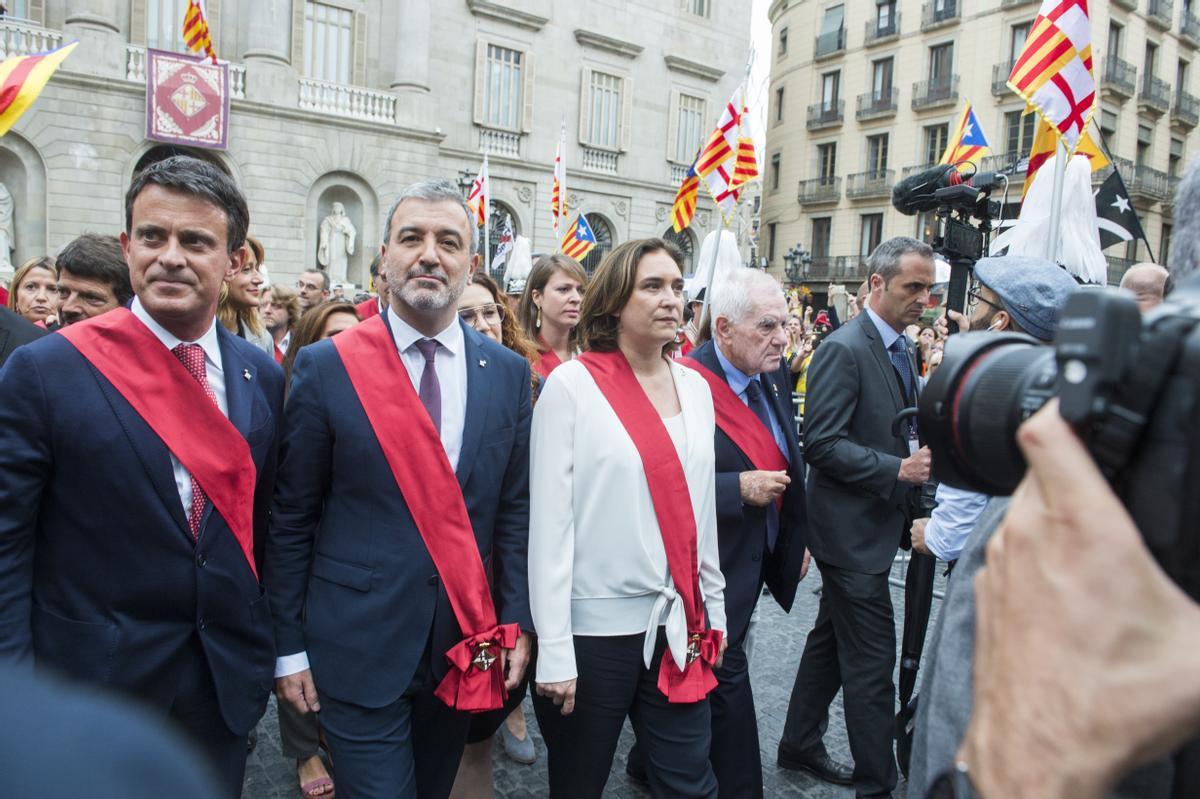 Valls, Collboni, Colau y Maragall cruzan Sant Jaume tras la investidura de la alcaldesa, el 15 de junio de 2019