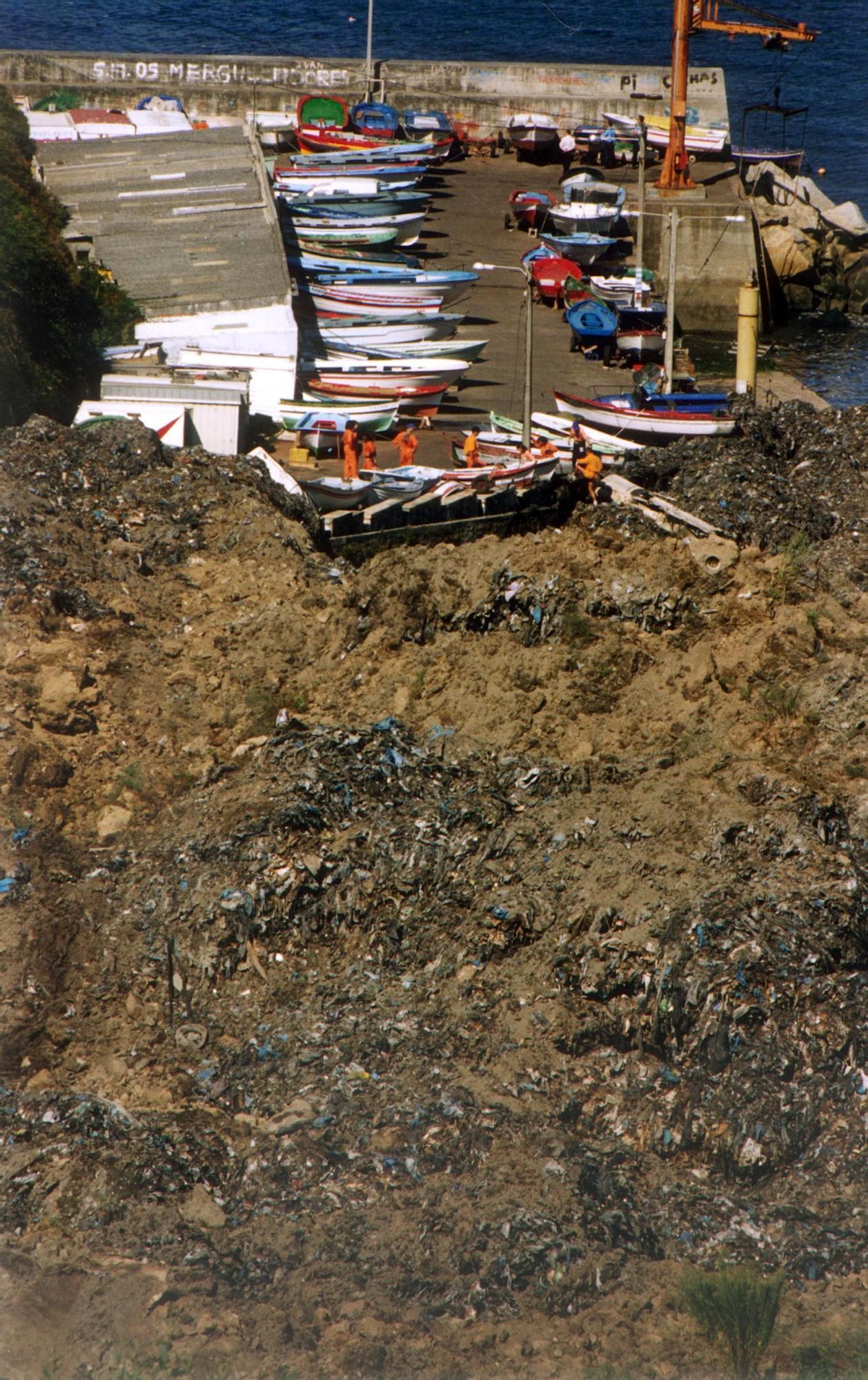 Derrumbe del vertedero de Bens en A Coruña en 1996 Víctor Echave 200.000 toneladas de basura (5).jpg
