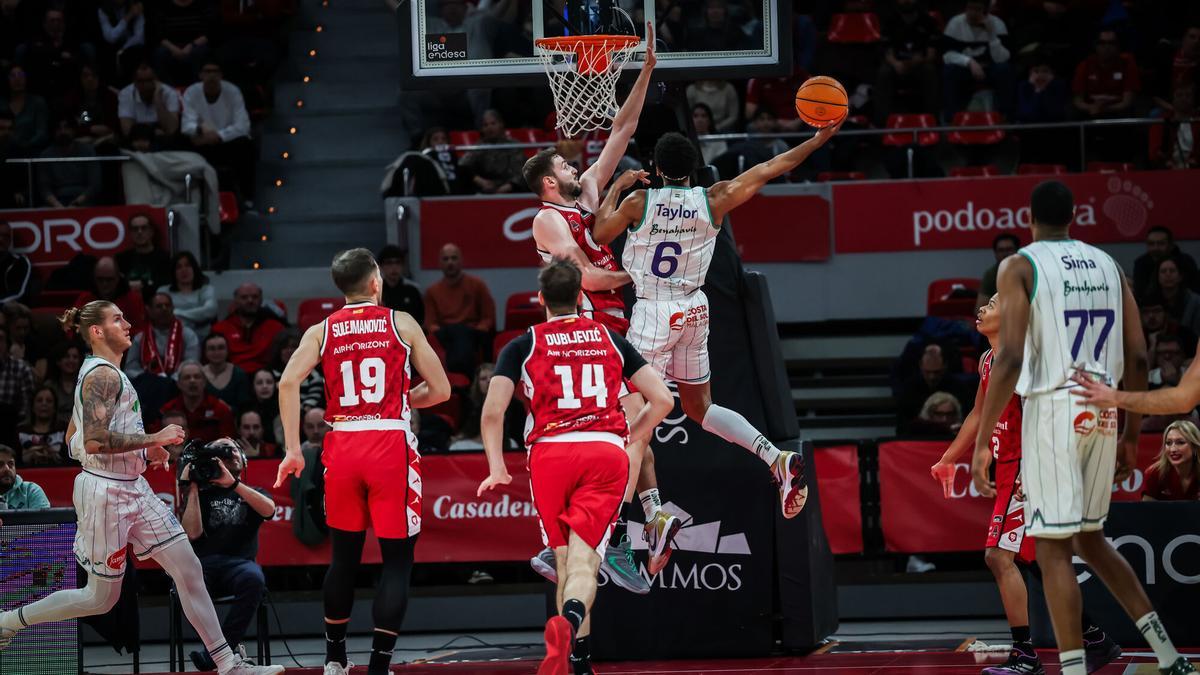 Kameron Taylor lideró al Unicaja con 21 puntos.