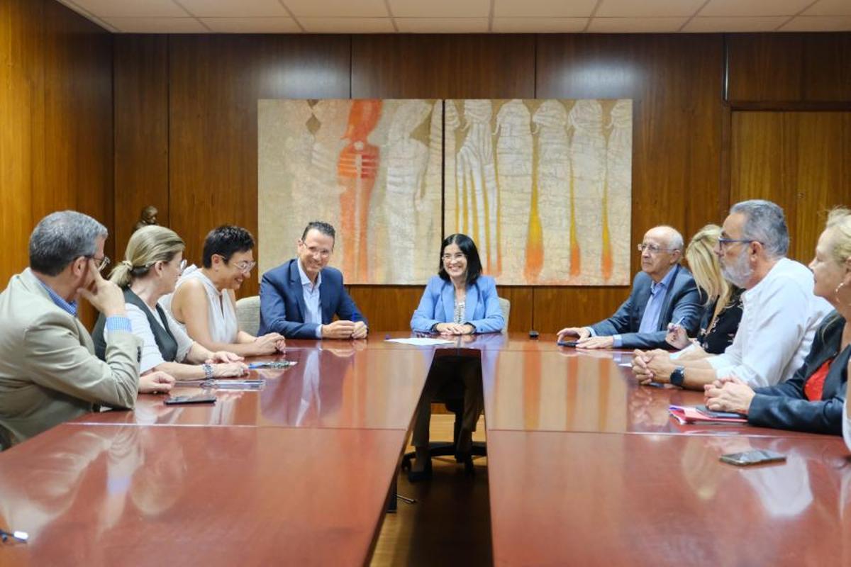 Ana Gutiérrez (la tercera a la izquierda) durante su nombramiento en una reunión con la alcaldesa y ediles.