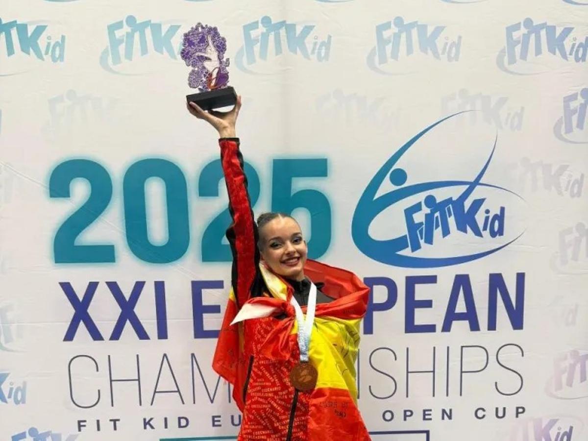 Bianca Sanchis, con su trofeo y medalla individual.