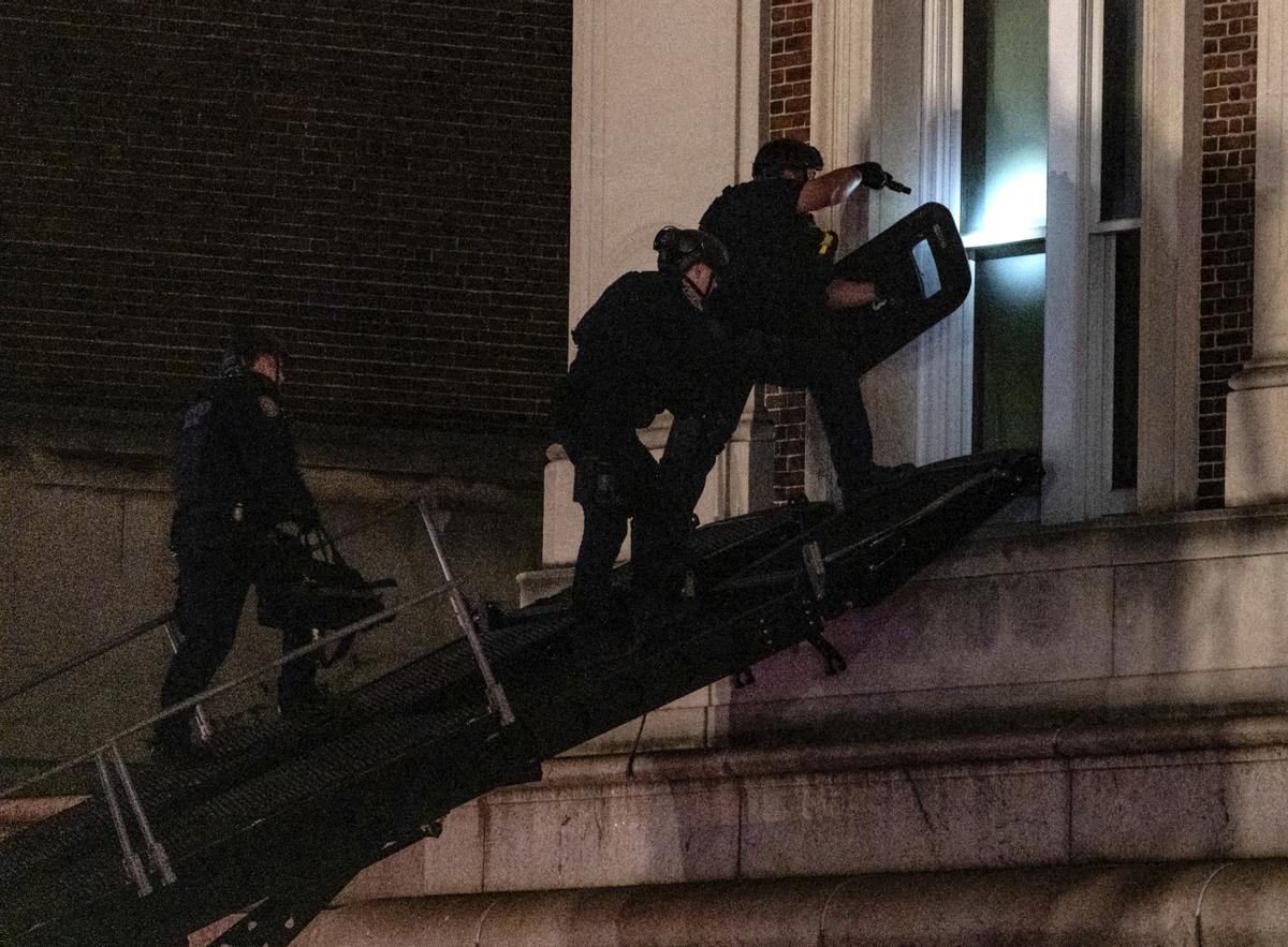 Momentos del desalojo del edificio ocupado en la Universidad de Columbia, en el que la Policía ha detenido a más de cien manifestantes propalestinos.