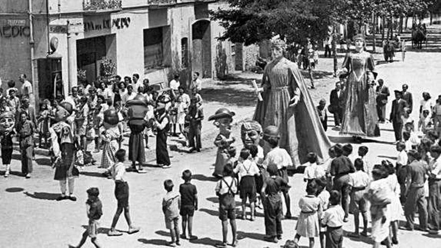 Els gegants Ferran i Isabel el dia de la seva estrena, l&#039;agost del 1944