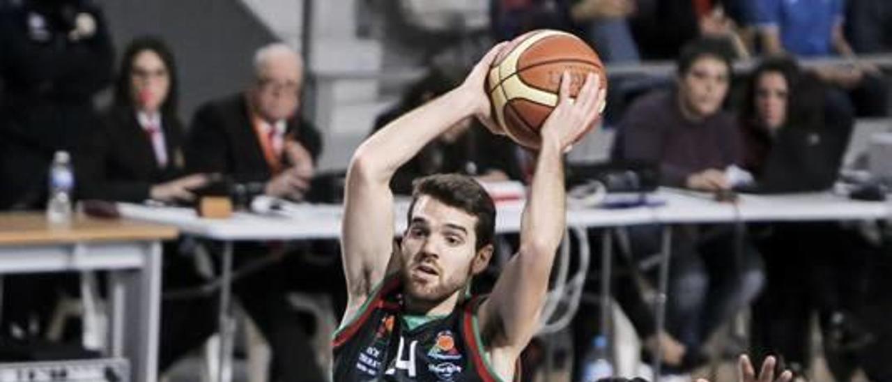 Uriz con el balón en el partido ante el Ourense.