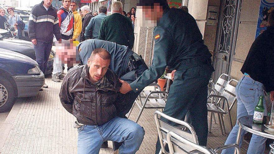 Genaro Solla Moares cuando fue detenido por la Guardia Civil tras robar en un comercio de Cangas y herir con un cuchillo a la dueña.  // G.N.