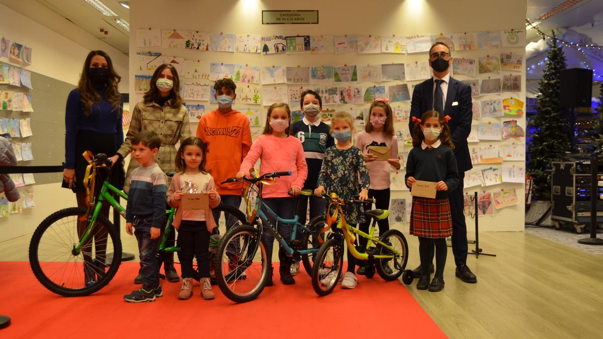 Niños premiados en el concurso navideño de El Corte Inglés