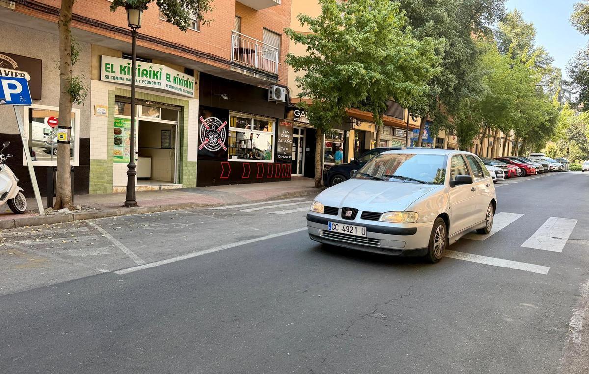 La calle Colón, afectada por el cambio de sentido de circulación debido a las obras de Camino Llano.