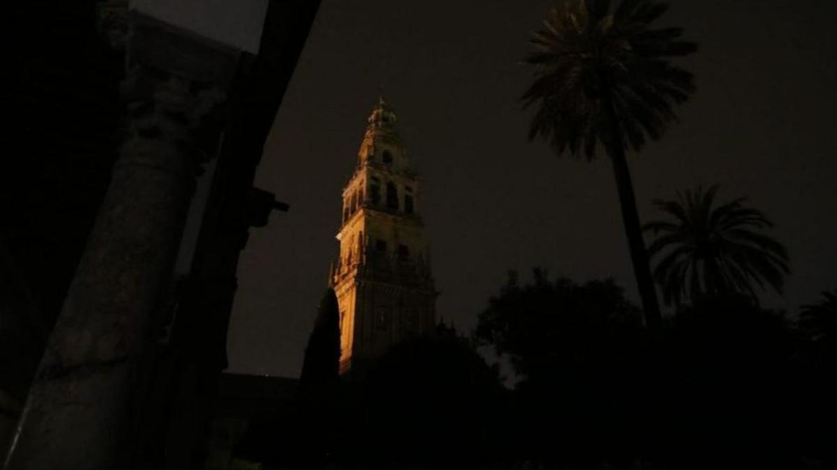 La torre de la Mezquita Catedral sin luz esta noche durante una hora.