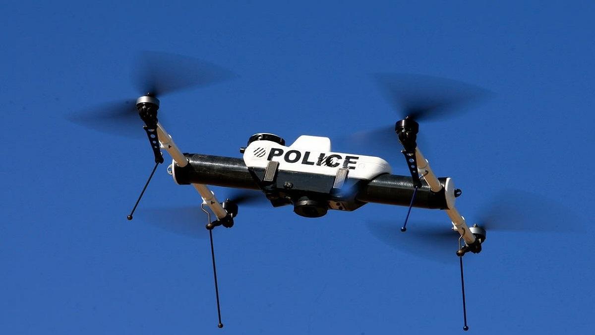 Oficial de policía choca su dron contra el patio de un colegio en Oxfordshire