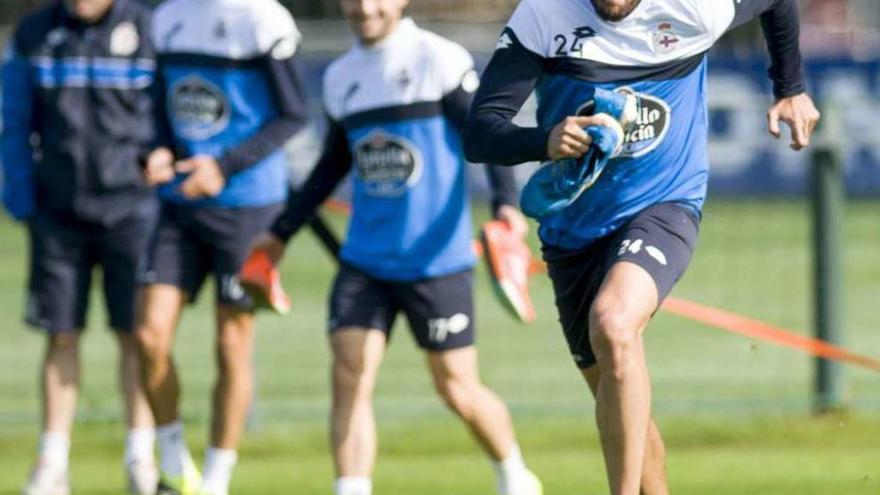 Jonás Gutiérrez, durante el entrenamiento de ayer en la ciudad deportiva de Abegondo.