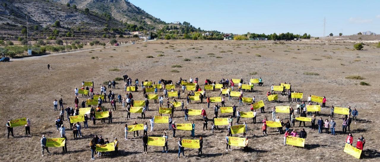 Un momento del acto de protesta de este domingo en las faldas de la sierra Camara de Elda.