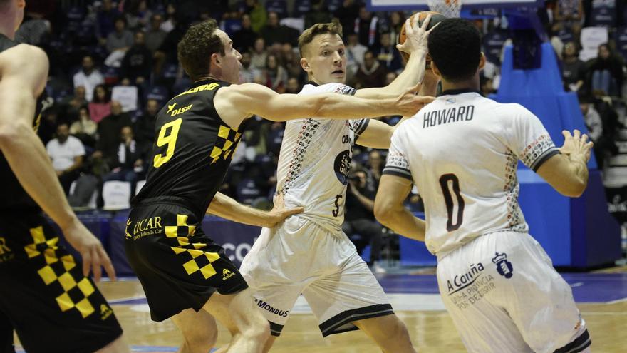 El Obradoiro se ve superado por los triples del Tenerife y mira cara a cara al descenso