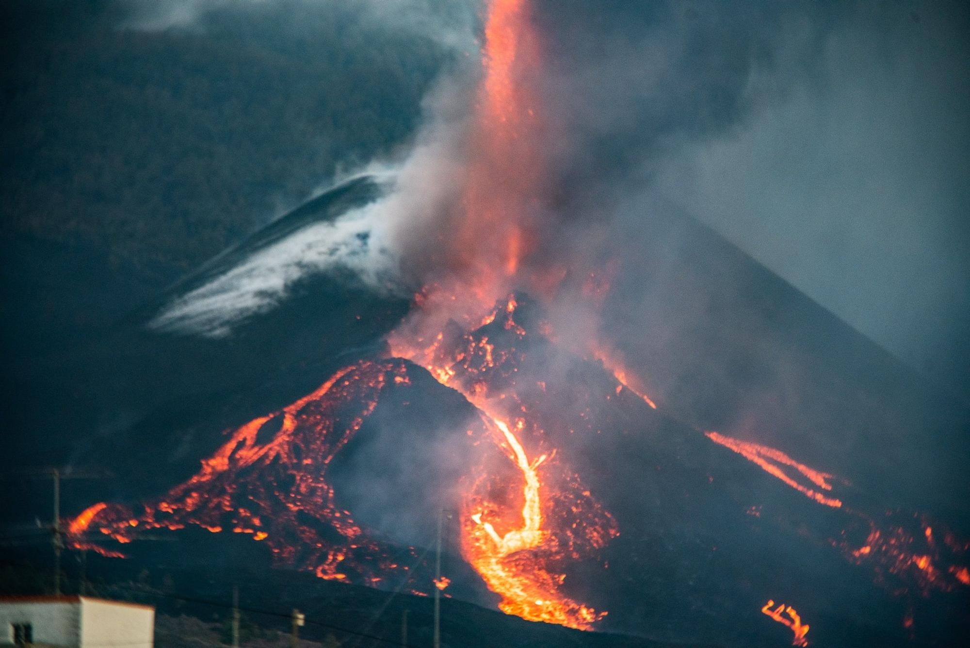 La lava discurre por el volcán de Cumbre Vieja